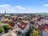 AUSSENANSICHT - 3-FAMILIENHAUS IN ORTSMITTE VON STOCKSTADT - Großzügige und lichtdurchflutete Einheiten aus BJ 2010