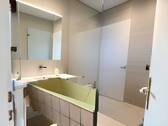 Badezimmer mit Dusche und Wanne KI generiert - 