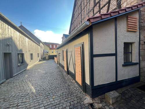 Hof mit Nebengebäude - 