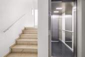 Treppenhaus mit Aufzug - 