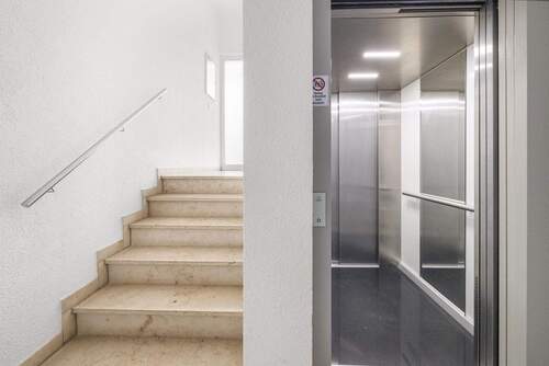 Treppenhaus mit Aufzug - 