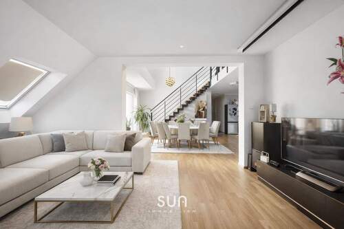 Wohnzimmer - Großzügige Maisonettewohnung mit GALERIE und LUFTRAUM in WALDRANDLAGE