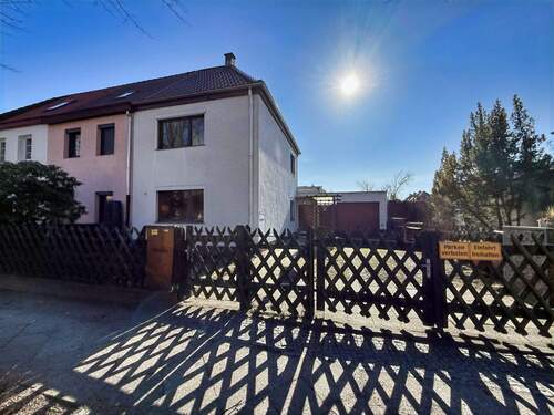 Hausansicht - Großzügiges Reihenendhaus mit 5 Zimmern, Keller, Garage, Stellplatz und sonnigem Garten in zentraler Lage