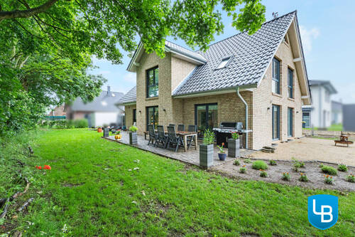 Blick aus dem Garten zum Haus - Bad Segeberg: Hochmodernes Neubau EFH mit Option zur zinsgünstigen Finanzierungsübernahme