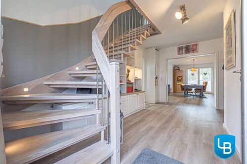 Offene Treppe ins DG - Einfamilienhaus mit 216,00 m² in Bad Segeberg zum Kaufen