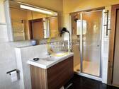 OG: Badezimmer mit Wanne & Dusche - 