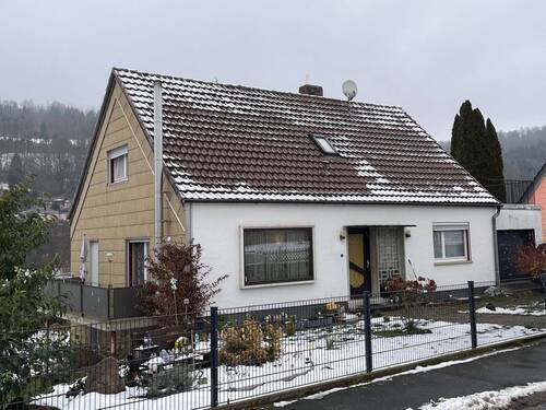 Haus, Straßenansicht - 7 Zimmer Einfamilienhaus in Zeitlofs