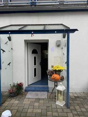 Eingang 1-FH - Ein 1-FH mit 2 Eingängen, Doppelcarport, 4 Einstellplätze, Garten u. eine vermietete DHH m. zwei Wohnungen u. 2 Einstellplätze