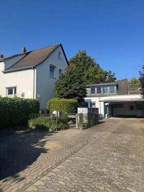 Einfahrt zu den Häusern.jpg - Mehrfamilienhaus, Wohnhaus mit 270,00 m² in Braunschweig zum Kaufen