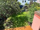 Blick in den Garten vom Balkon - 