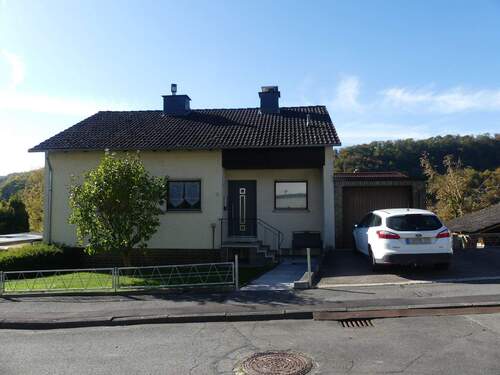 Straßenansicht Eingang + Garage - 5 Zimmer Einfamilienhaus zum Kaufen in Sontra