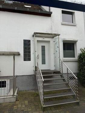 Eingang Doppelhaushälfte - 2 Häuser auf einem Grundstück. Selbst ein Haus bewohnen und durch Vermietung noch ein zweites Einkommen erzielen.