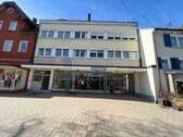 Ansicht - Solides Wohn- und Geschäftshaus im Zentrum von Spaichingen: Gewerbefläche an die Stadt vermietet plus fünf gepflegte Wohnungen mit Balkon(en)