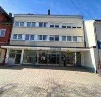 Solides Wohn- und Geschäftshaus im Zentrum von Spaichingen: Gewerbefläche an die Stadt vermietet plus fünf gepflegte Wohnungen mit Balkon(en)