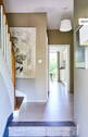 Flur mit aufgearbeiteterTreppe - 