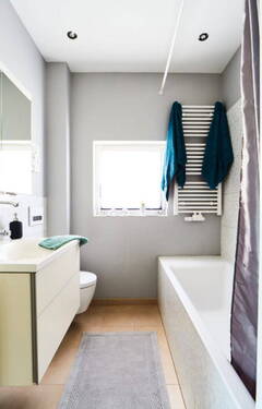 Badezimmer mit Badewanne - 