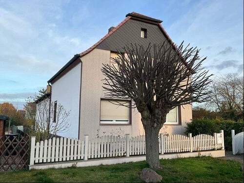 Haus Straßenseite - Ein neues Zuhause für die Familie