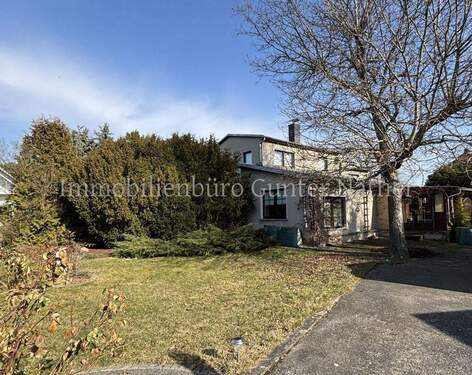 Blick vom Garten zum Haus - Verstecktes Kleinod in grüner Umgebung sucht neue Eigentümerfamilie mit Freude am Leben