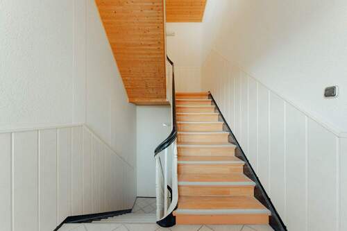 Treppenflur - 6 Zimmer Mehrfamilienhaus, Wohnhaus in Leverkusen