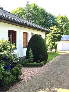 Einfahrt zu den Garagen - 