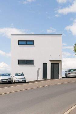 Gebäudefront - Energetisch optimierte Neubauwohnung, Gartengeschoss, Panoramaausblick, provisionsfrei