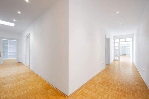 STAURAUM - Der großzügige Flur bietet sich ideal f - 