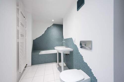 BADEZIMMER 2 - Das zweite Bad mit grauen Mosaikfli - 