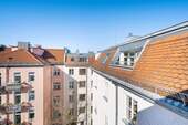 RUHEOASE - Die Dachgeschosswohnung zieht sich über - 4 Zimmer Etagenwohnung zum Kaufen in München