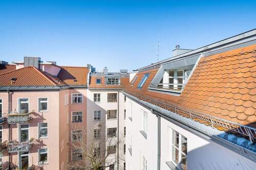 RUHEOASE - Die Dachgeschosswohnung zieht sich über - 4 Zimmer Etagenwohnung zum Kaufen in München