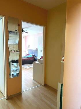 Flur - Spandau: Investment mit Potential guter Grundriss, mit Balkon und Außenstellplatz