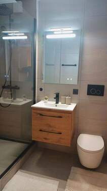 neu renoviertes Bad mit Dusche - 