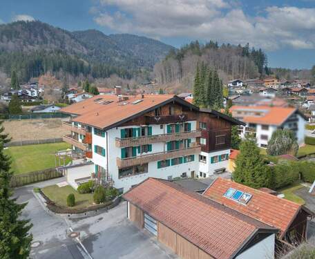 Aussenansicht - Tegernsee-Flair mit Wallbergblick: Sanierte 3-Zimmer-Wohnung mit großem Sonnenbalkon