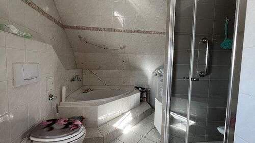 DG Bad mit Wanne und Dusche - 