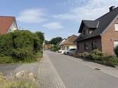 Ansicht Anliegerstraße und Einfahrt zum Grundstück - 