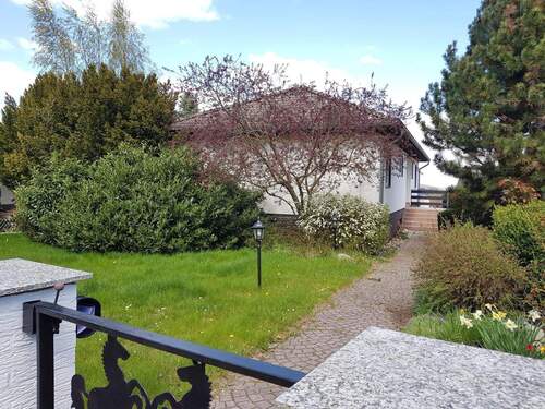 Ansicht von Süden - Zwangsversteigerung - Schöner Winkelbungalow in Marienhagen - für den Erwerber provisionsfrei!