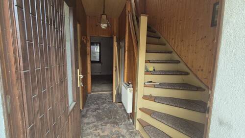 EG- Flur und Treppe zum DG - 