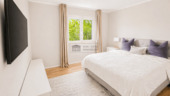 Helles minimalistisches Schlafzimmer mit Lichtgestaltung - 