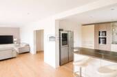Moderne Küche mit Insel und Barhockern - 