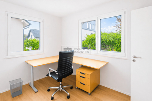 Minimalist home office mit natürlichem Licht - 