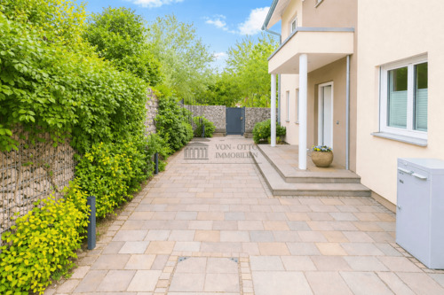 Eingang mit hübschen Vorgarten und Einfahrt - 5 Zimmer Mehrfamilienhaus, Wohnhaus in Leverkusen