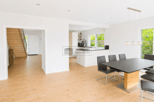 Helles, modernes Wohn- und Esszimmer - 