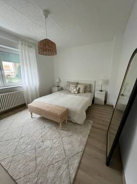 Schlafzimmer EG - 7 Zimmer Einfamilienhaus zum Kaufen in Saarbrücken