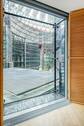 Bodentiefe Fenster und Austritt mit Blick in das Center am Potsdamer Platz - Zwischen High-Tech und Tiergarten: Wohnen in der Esplanade Residence