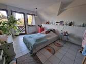 Schlafzimmer im Dachgeschoss mit Ausgang auf den B - 