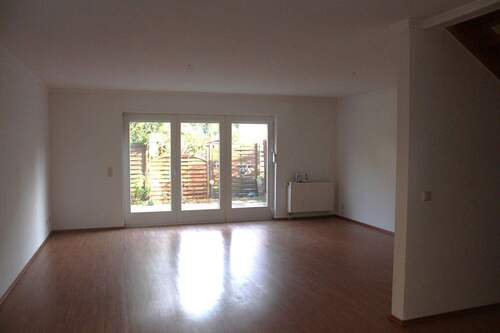 Wohnzimmer mit Terrassenblick - 5 Zimmer Doppelhaushälfte zur Miete in Heidesee