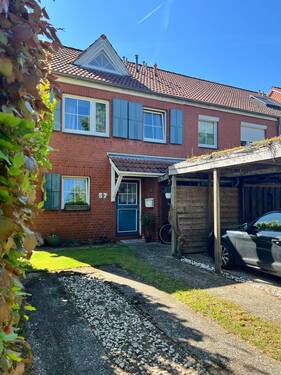 Vorderansicht Haus mit Stellplatz.JPEG - 5 Zimmer Reihenendhaus zum Kaufen in Norderstedt