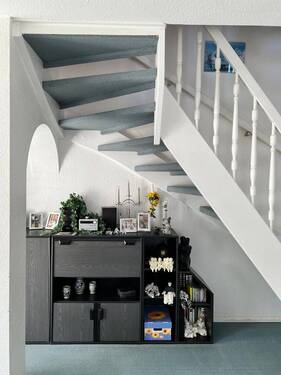 Wohnzimmer_Treppe ins OG.JPEG - 