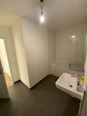 Badezimmer mit weißen Waschbecken und Badewanne - 