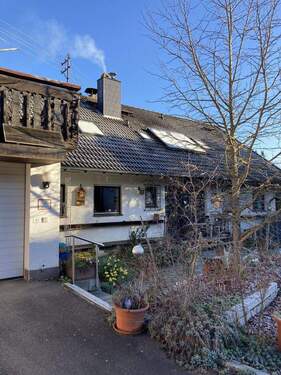 Vorgarten mit Eingang - Haus im Grünen - 395.000,00 EUR Kaufpreis, ca.  317,00 m² Wohnfläche