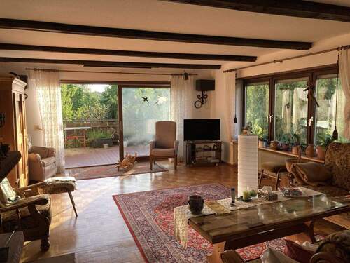 Wohnzimmer mit Balkon - 8 Zimmer Mehrfamilienhaus, Wohnhaus zum Kaufen in Schönbrunn-Haag